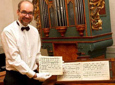 Ulrich Leisinger, de la Fundación Mozart, con los inéditos.