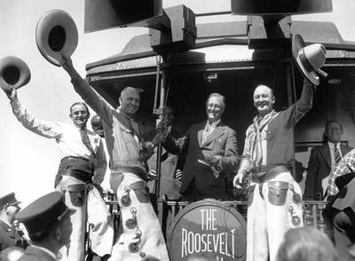 Varios  cowboys  apoyan a Franklin D. Roosevelt durante su campaña a la presidencia de EE UU.