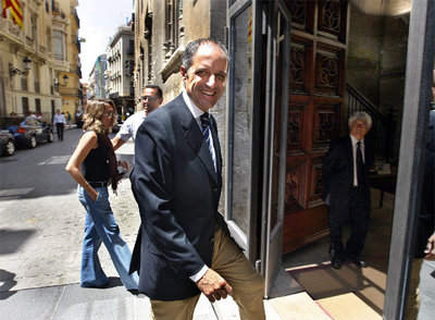 Francisco Camps llega al Palau de la Generalitat, tras conocerse ayer la decisión del Tribunal Superior de Justicia de Valencia.