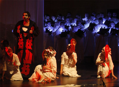 Ensayo anoche en el Kursaal donostiarra del  Carmina Burana  en versión de La Fura dels Baus.