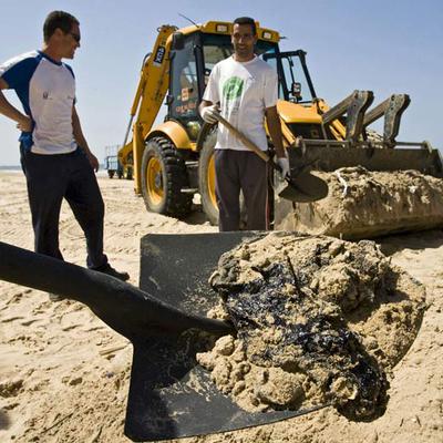Una de las   galletas   de petróleo que se recogieron ayer de las playas de Doñana.