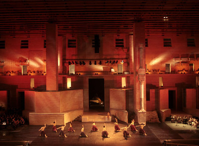 Una vista del Teatro de Sagunto durante la representación del espectáculo de danza  Aman 