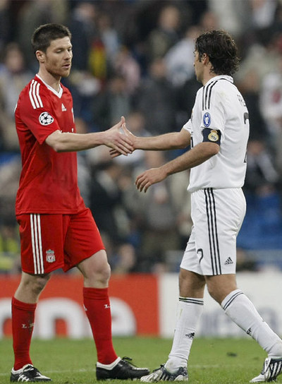 Xabi Alonso y Raúl se saludan al término del partido Madrid-Liverpool de la pasada  Champions. 