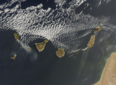 Imagen de la NASA, en la que a la izquierda puede verse la columna de humo del incendio de La Palma.