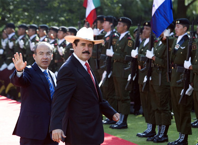 Manuel  Zelaya con el presidente de México, Felipe Calderón (izquierda), ayer en la residencia oficial de éste.