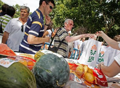 Los agricultores reparten 12.000 kilos de fruta gratis