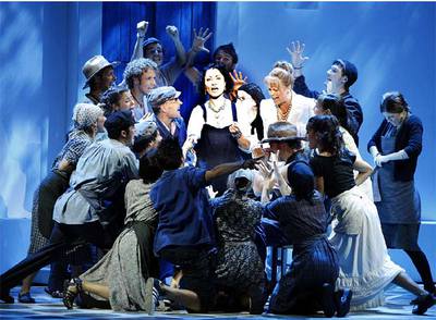 Lo intérpretes de   Mamma Mía! , ayer en el número musical de la canción   Money, money, money  