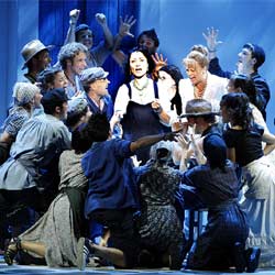 Lo intérpretes de   Mamma Mía! , ayer en el número musical de la canción   Money, money, money  