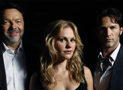Alan Ball, productor y creador de la serie  True blood,  y sus dos actores principales: Anna Paquin y Stephen Moyer.