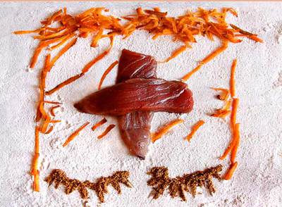 Ingredientes del  ragout  de atún, en un homenaje a Antoni Tàpies y su obra  Creu i Parpelles .