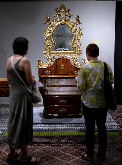 Cómoda tocador de tipo inglés, pieza notable de la exposición.