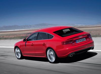 El techo en arco y la zaga corta acercan la línea del A5 Sportback a los deportivos de dos puertas.