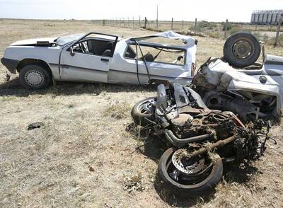 Aspecto de la furgoneta y la moto tras chocar ayer en la CM-3111 en la provincia de Albacete.