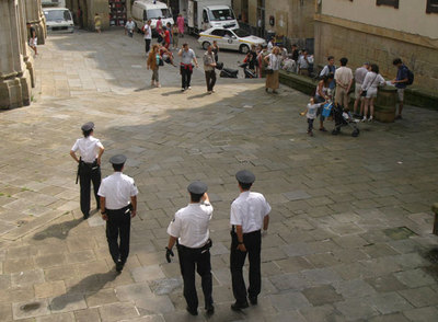 Un grupo de policías municipales patrulla en San Sebastián