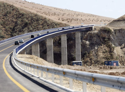 El puente sobre el río Genil acerca más Córdoba y Málaga
