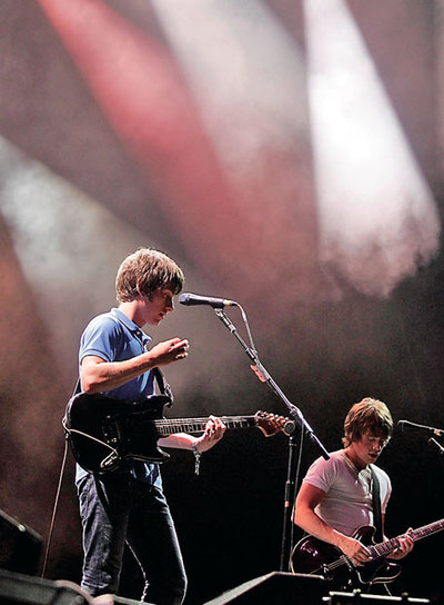  MeteoritosrnEl grupo se formó en 2002 en un suburbio de Sheffield (Reino Unido). En 2006, su álbum debut logró ser el más vendido en la historia del Reino Unido en una semana. Se convirtieron en estrellas a la velocidad de un meteorito, con 20 años. En la fotografía, en su concierto en el Festival de Benicàssim en 2007. 