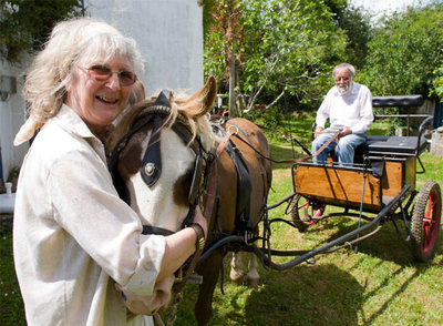 El matrimonio suizo de Verena y Heinz Fankhauser en su casa de Leixa en San Adrián de Ortigueira (A Coruña).