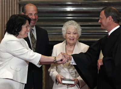 Sotomayor recibe la felicitación del presidente del Supremo, John Roberts, tras su toma de posesión.