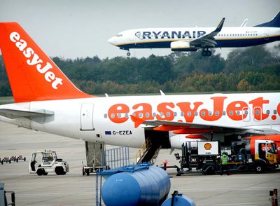 Las aerolíneas 'low cost', como easyJet y Ryanair, han sido claves en el rápido despegue de las agencias de viajes 'on line'.