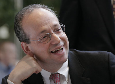 L. Gordon Crovitz, fundador de Journalism Online, en su época de editor de  The Wall Street Journal .