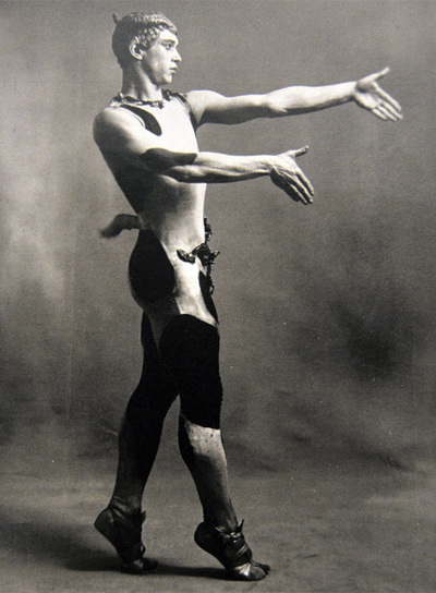 Nijinski en  La siesta del fauno , en París (1912).