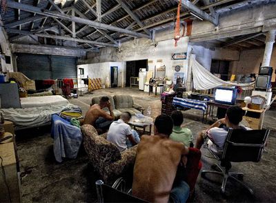 Una nave industrial del Poblenou alberga a 16 jóvenes marroquíes