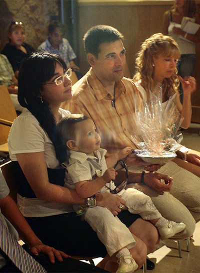 Sasha, en brazos de su madre, ayer en la Casa de la Música de L'Alcora.