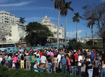 Cientos de cubanos hacen cola frente al Consulado de España en La Habana el pasado 29 de diciembre.