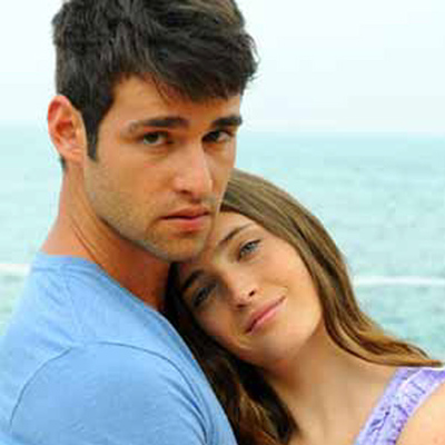 Ángel y Ainhoa, dos personajes de  Un golpe de suerte.  