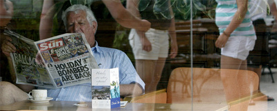 Un turista lee el diario británico  The Sun  con el titular  