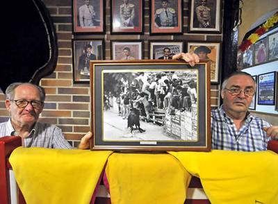 Pedro López (izquierda) y Santiago Ruiz, ayer en el club taurino Villa de Pinto.