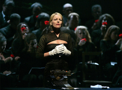 Elin Rombo actúa en  Al gran sole carico d'amore , de Luigi Nono, en el Festival de Salzburgo.