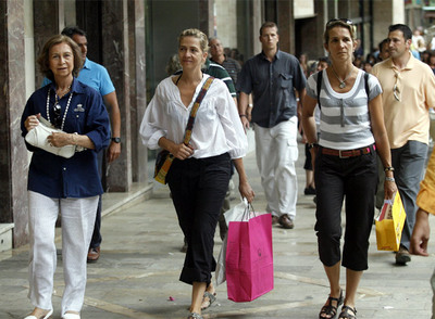 La reina Sofía y las infantas Cristina y Elena paseaban ayer por el centro de Palma de Mallorca.