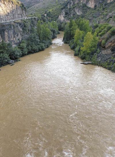 Un derrame de metales tiñe el río Sil en Valdeorras