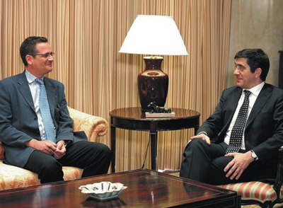 Basagoiti (izquierda) habla con el   lehendakari   López durante la última reunión oficial que ambos han mantenido, celebrada en Vitoria el pasado 30 de junio.