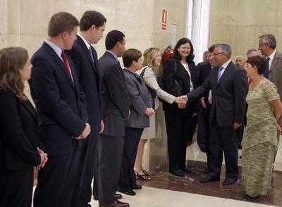 José Blanco, ministro de Fomento, saluda en Madrid a los congresistas de Estados Unidos.