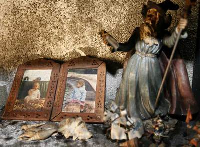 Dos retratos infantiles sobre un mueble en la casa donde se cometió el asesinato de una madre y de su bebé el martes.