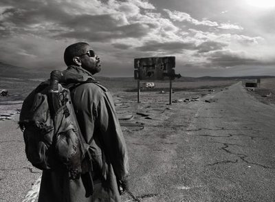 Denzel Washington, en un fotograma del drama   The book of Eli , en el que protege un libro sagrado que puede salvar a la humanidad.