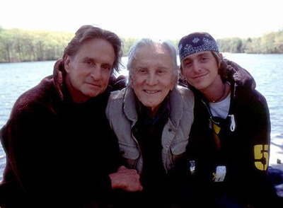 Cameron Douglas, en  Cosas de familia,  con su padre y su abuelo.