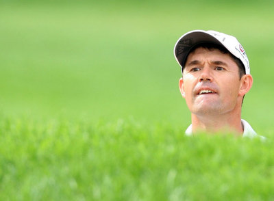 Padraig Harrington estudia desde una hondonada la posición de la bandera.