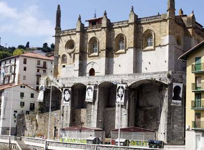 Los rostros de ETA, junto a la iglesia de Ondarroa