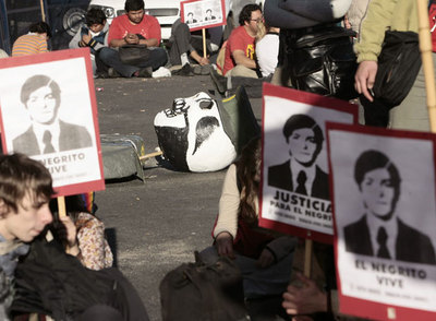 Familiares y amigos de Floreal Avellaneda,  El Negrito,  se manifiestan frente al tribunal de Buenos Aires que juzga a los militares.
