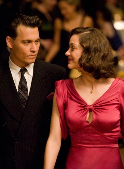 Johnny Depp y Marion Cotillard, en  Enemigos públicos. 