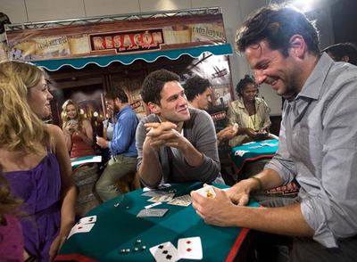 Heather Graham, en segundo plano a la izquierda, y Bradley Cooper, a la derecha de la imagen.