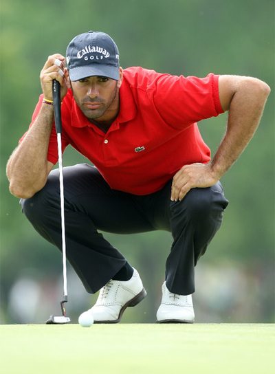 Álvaro Quirós estudia la caída de un  green .