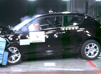 En la prueba de choque frontal, el coche impacta a 64 kmh. contra una barrera semideformable.