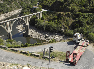 Un camión  queda bloqueado en las polémicas obras del Sil