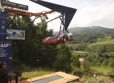 Un joven practica en el simulador de vuelo de la escuela de Irún. Abajo, a los mandos, Jorge Ibargoyen.rnSka-P actúa en Bilbao.