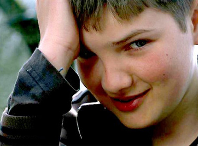 Concursante infantil del  reality  británico  Boys & girls alone .