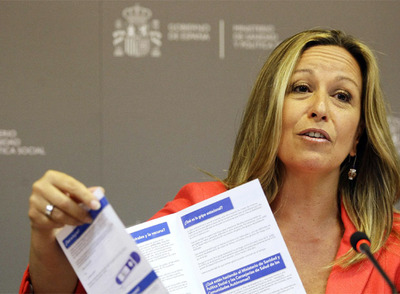 La ministra de Sanidad y Política Social, Trinidad Jiménez, muestra un tríptico informativo sobre la nueva gripe.